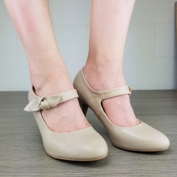 Closed Toe Low Mid Heel Bow Strap Dress Pump - Picture 3 of 8